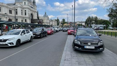 У Львові біля залізничного вокзалу запрацювала світломузика (ВІДЕО)