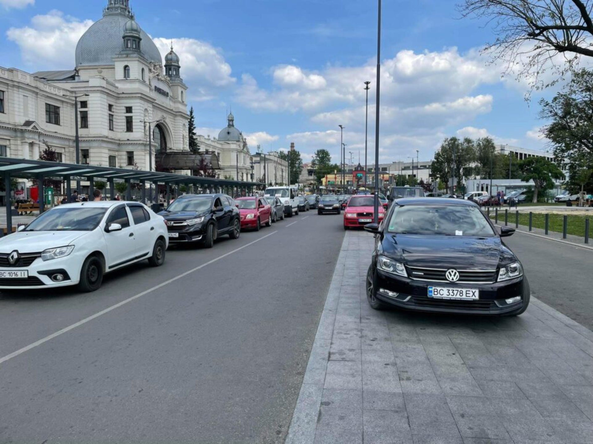 У Львові біля головного залізничного вокзалу почали штрафувати водіїв, фото Зручне місто