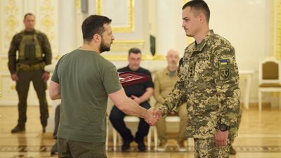 Зеленський вручив ордени "Золота Зірка" українським воїнам і рідним Героїв України