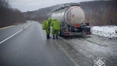 На Львівщині на трасі покинули цистерну, з якої випаровувалася кислота