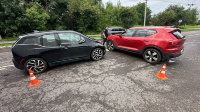 У Львові на Сихівському мості не розминулись автомобілі