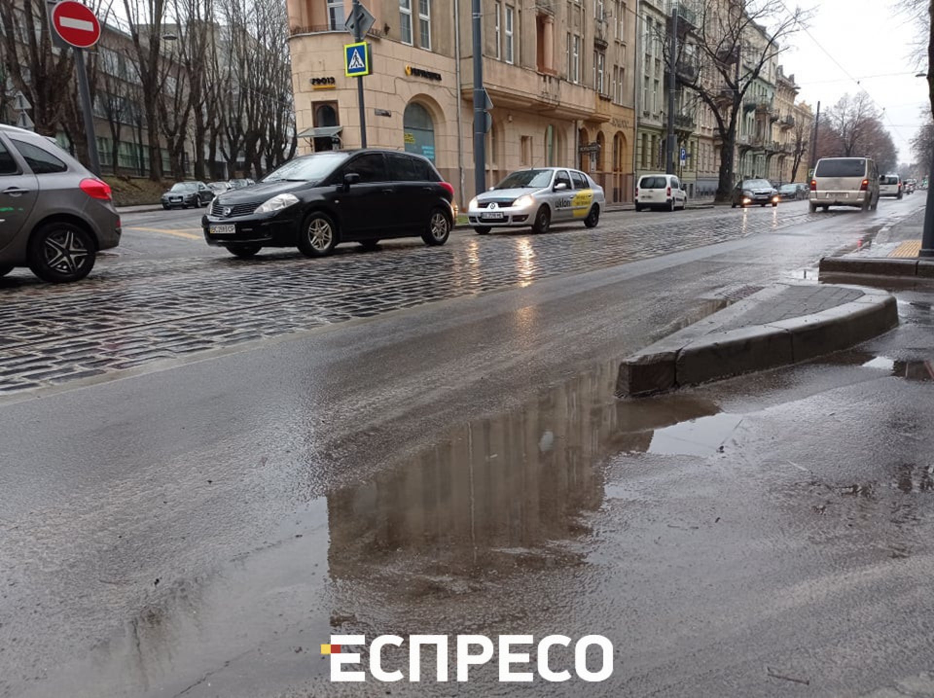 У Львові на вулиці Степана Бандери не зробили стоки води