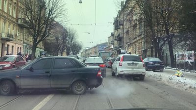 Як у Львові трамвай не розминувся із автобусом (ВІДЕО)