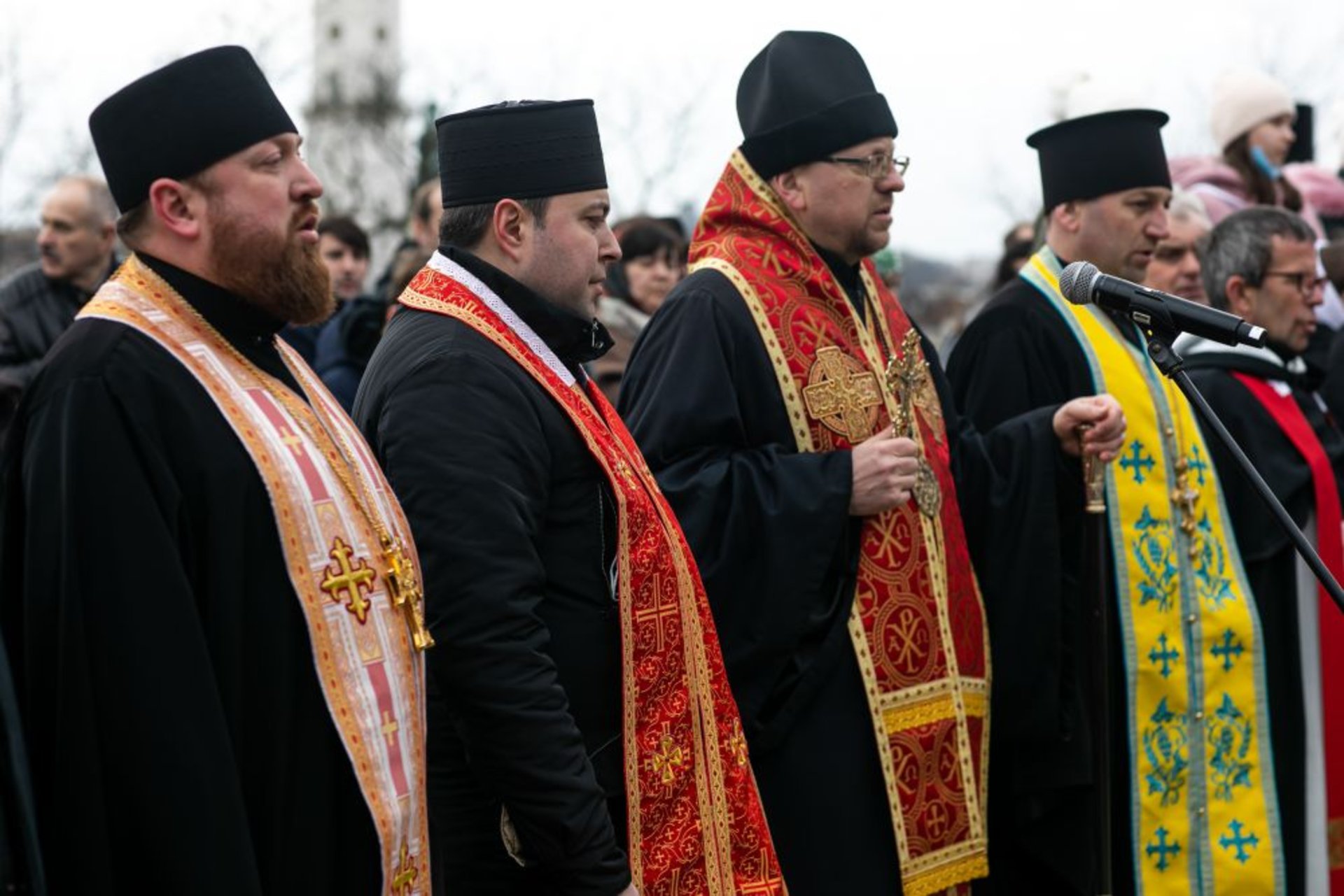 Сотні паперових ангеликів розмістили на Меморіалі Небесної Сотні у Львові