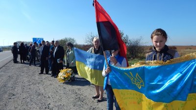 Мешканці Львівщини навколішки зустрічали загиблого на Сході земляка (ФОТО)