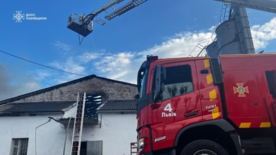 Поблизу Львова вогнеборці ліквідовують масштабну пожежу
