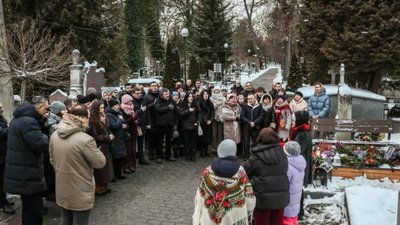 У Львові колядували на могилі Ірини Фаріон