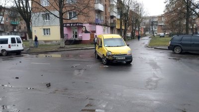 У Червонограді таксист влетів у "Рено" (ВІДЕО)