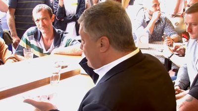 Порошенко з військовими на каві на Закарпатті (ВІДЕО)