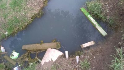 У Львівській області чоловік вивів каналізаційні нечистоти у рівчак біля дитячого майданчика (ФОТО)