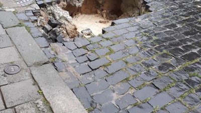У Львові провалилась дорога (ФОТО)