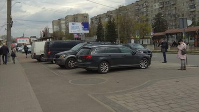 У Львові паркують автомобілі на переїзді для велосипедистів (ФОТО)