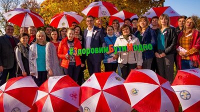 Сьогодні - день боротьби з захворюванням на рак молочної залози: на Львівщині роздавали жінкам парасольки (ФОТО)
