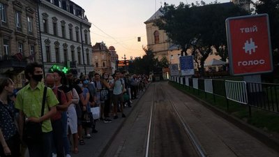 У Львові люди годинами простоюють у чергах на трамвайних зупинках (ФОТО)