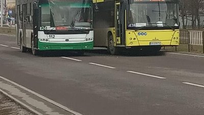 У Львові не розминувся автобус і тролейбус (ФОТО)