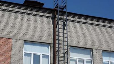 У Львові чоловік впав з пожежних сходів і загинув
