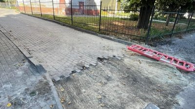 У Львові комунальники після ремонту залишили розритим тротуар (ФОТО)
