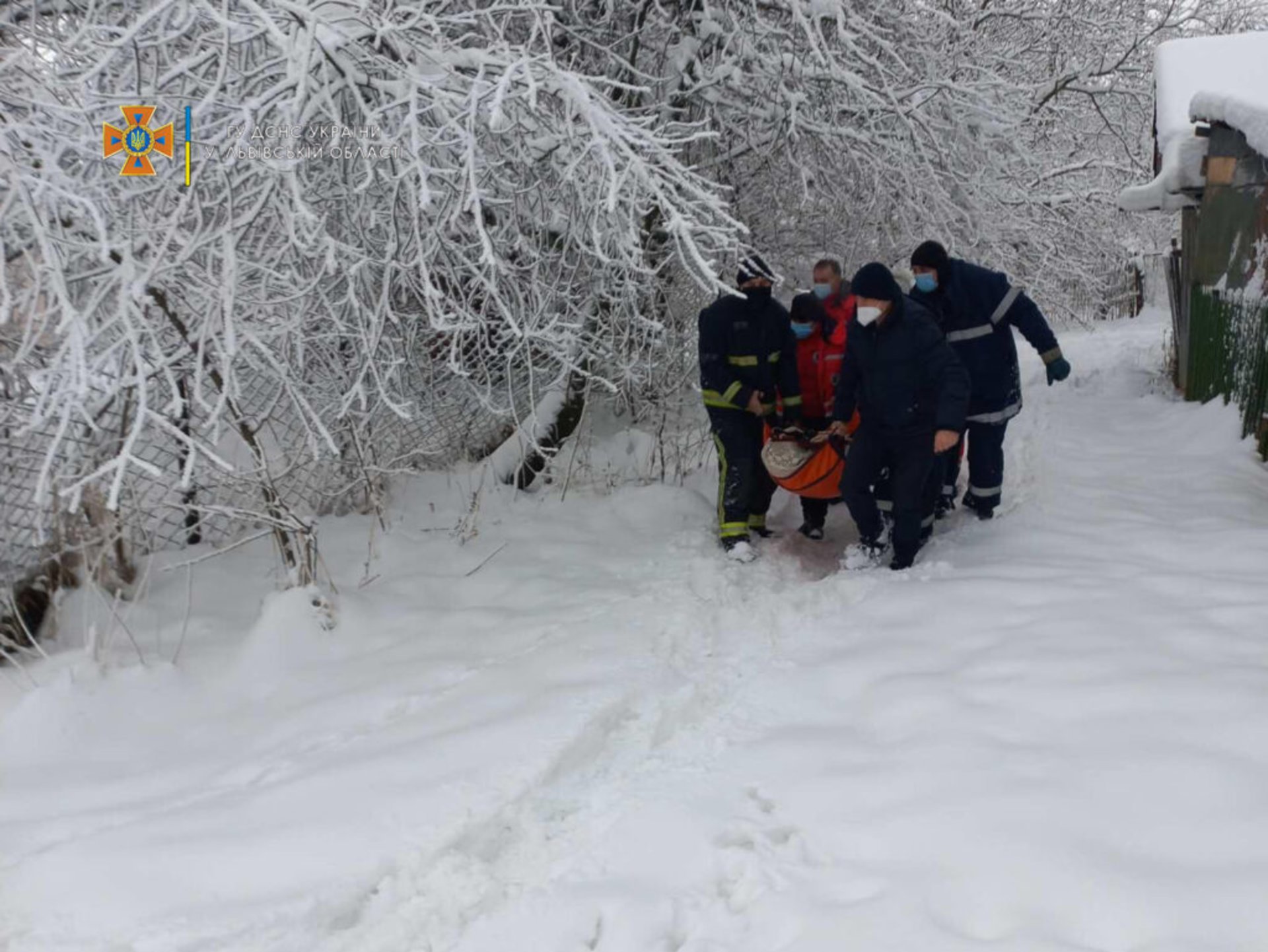 На Львівщині через нерозчищені дороги автомобілі швидкої застрягли у снігу