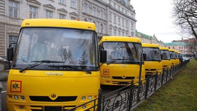 Сімом громадам Львівської області передали спеціалізовані шкільні автобуси