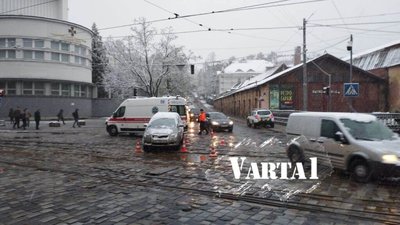 У Львові автомобіль збив людину (ФОТО)