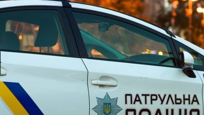 На Сихові активісти «застукали», як копи спали на патрулюванні (ВІДЕО)