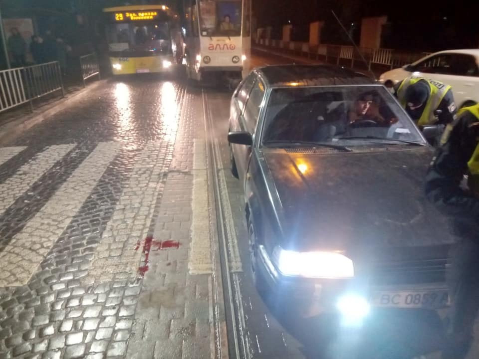 У Львові на автівка збила пішохода. Фото: Ігор Зінкевич.