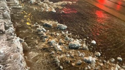 У Львові сніг викидають на проїжджу частину