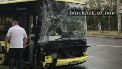 У Львові водій автобуса розбив лобове скло (ВІДЕО)