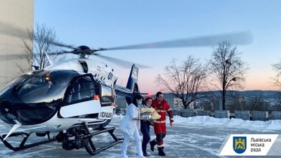 У Львові вертоліт доправив до лікарні швидкої допомоги немовля з критичною вадою серця