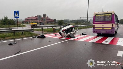 На Рівненщині автомобіль розірвало на два шматки