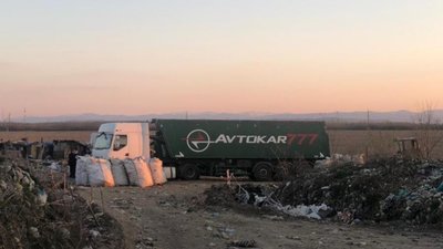 На Івано-Франківщині затримали 40-тонну вантажівку з львівським сміттям (ФОТО)