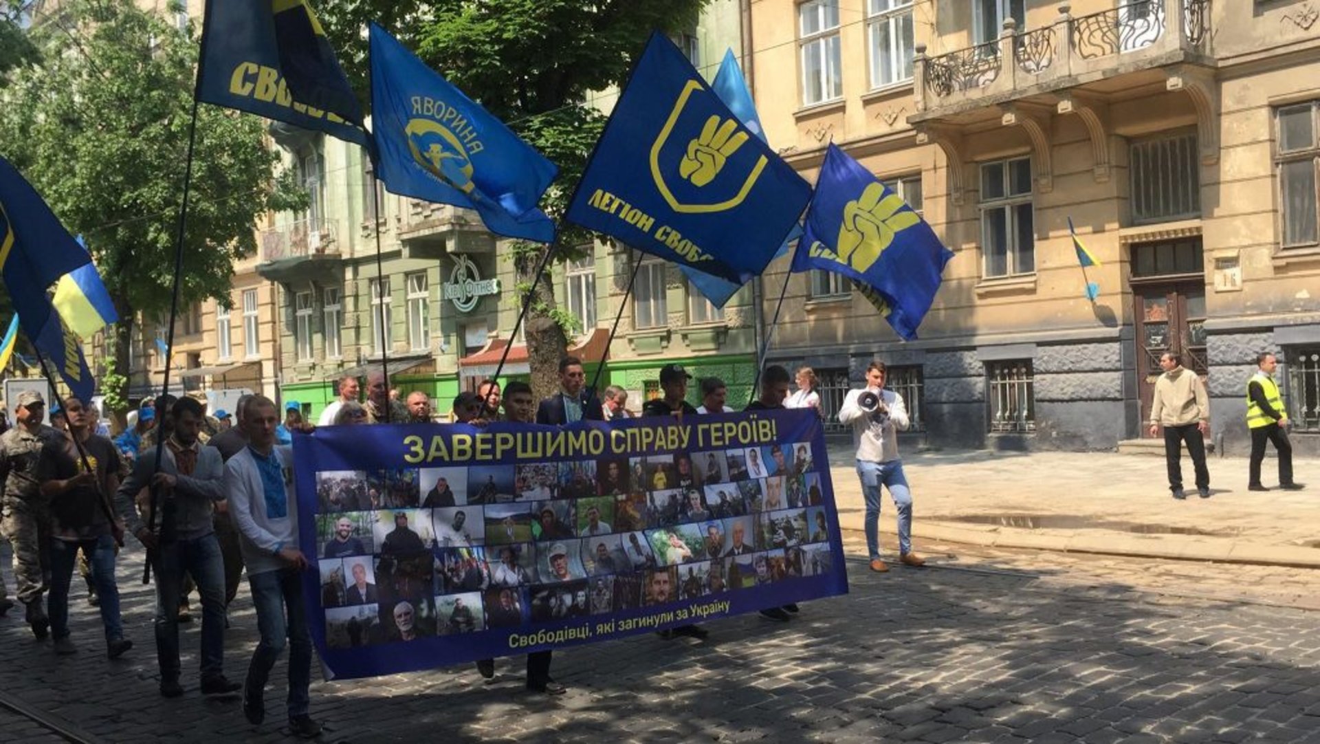 З нагоди Свята Героїв вулицями Львова пройшла урочиста хода. Фото: 4studio.