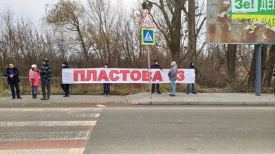 У Львові обурені люди перекрили дорогу