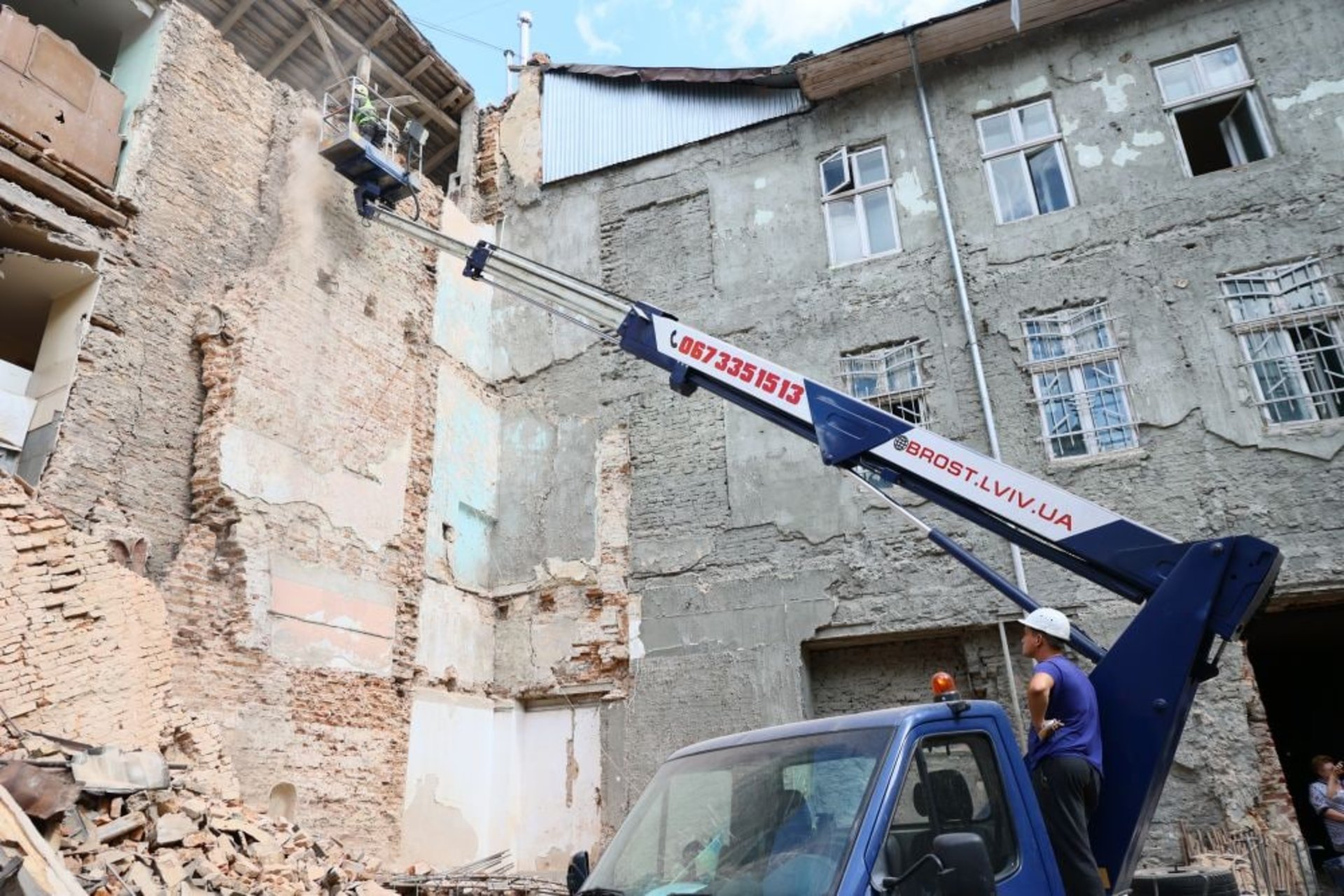 У центрі Львова почали розбирати завали