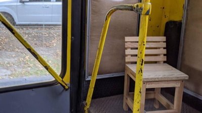 У Львові у маршрутці встановили деревʼяне крісло