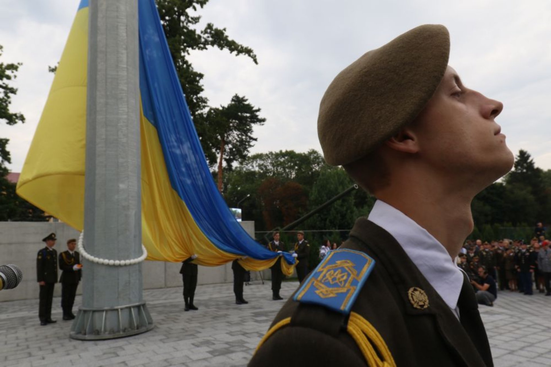 У Львові на найбільшому флагштоку за 12 млн грн урочисто підняли прапор України, фото ЛМР