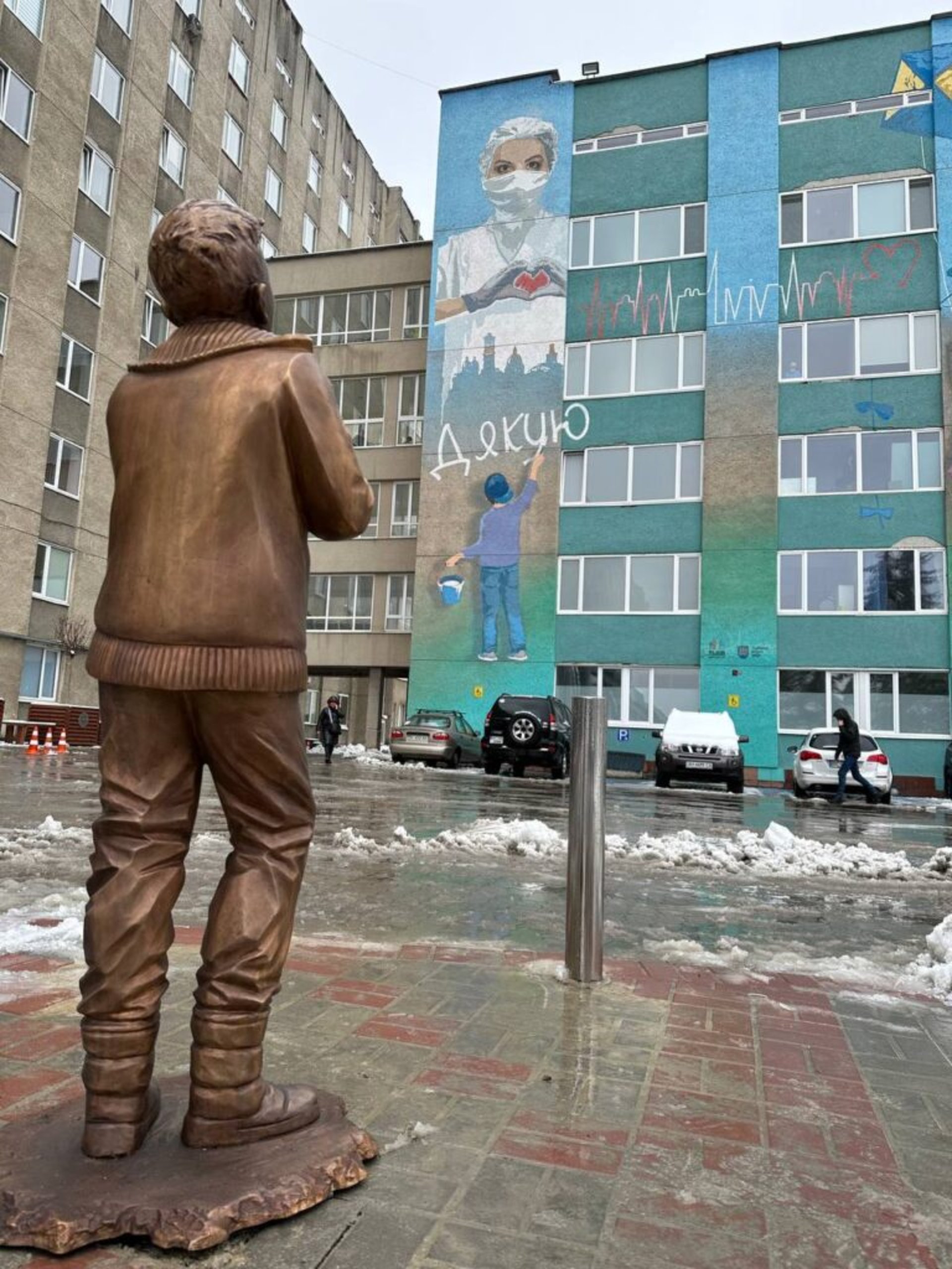 У Львові відкрили скульптуру хлопчика, що з надією очікує