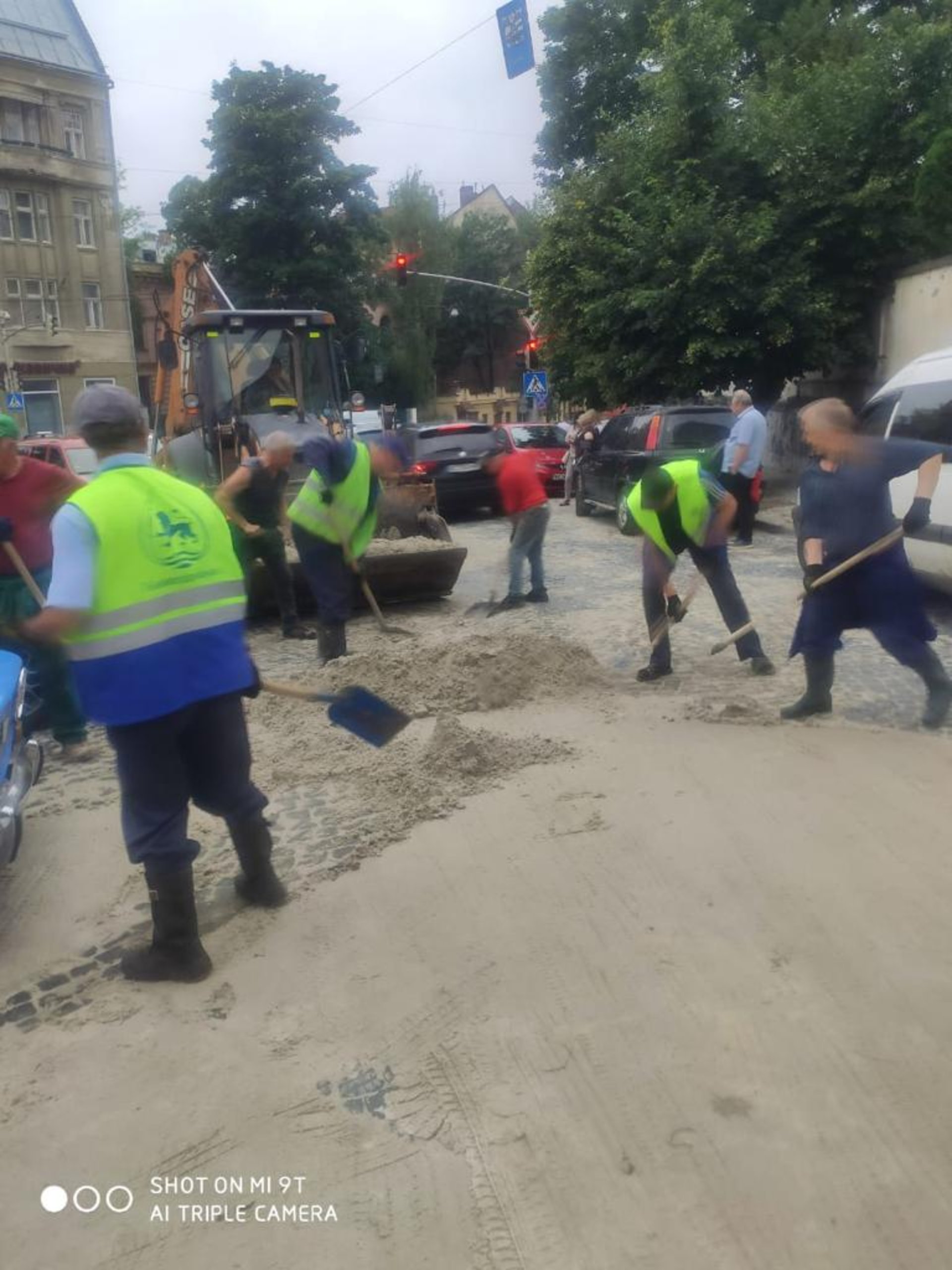У Львові на вулиці Винниченка розпочалися протиаварійні роботи на каналізаційному колекторі