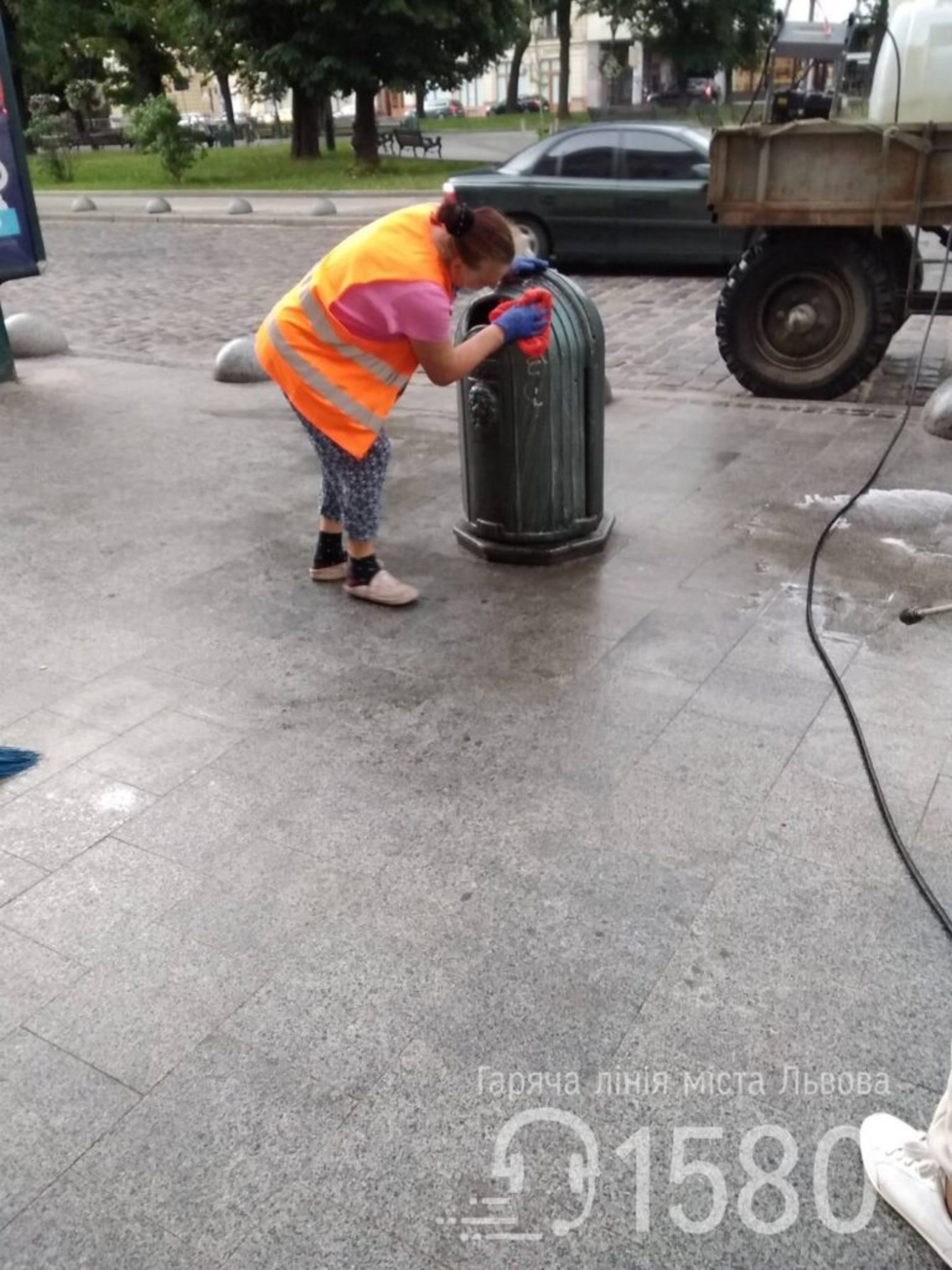 У Львові перед дощем комунальники помили вулиці міста