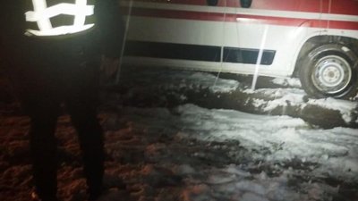 На Львівщині швидка застрягла у снігу