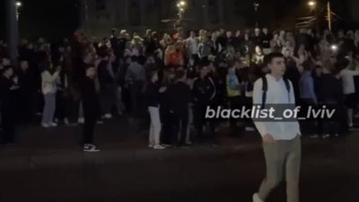 У центрі Львова сотні людей кричали «СІЗО» (ВІДЕО)