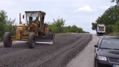 Водіям: перекрито рух на ділянці дороги біля с. Підгірці (ВІДЕО)