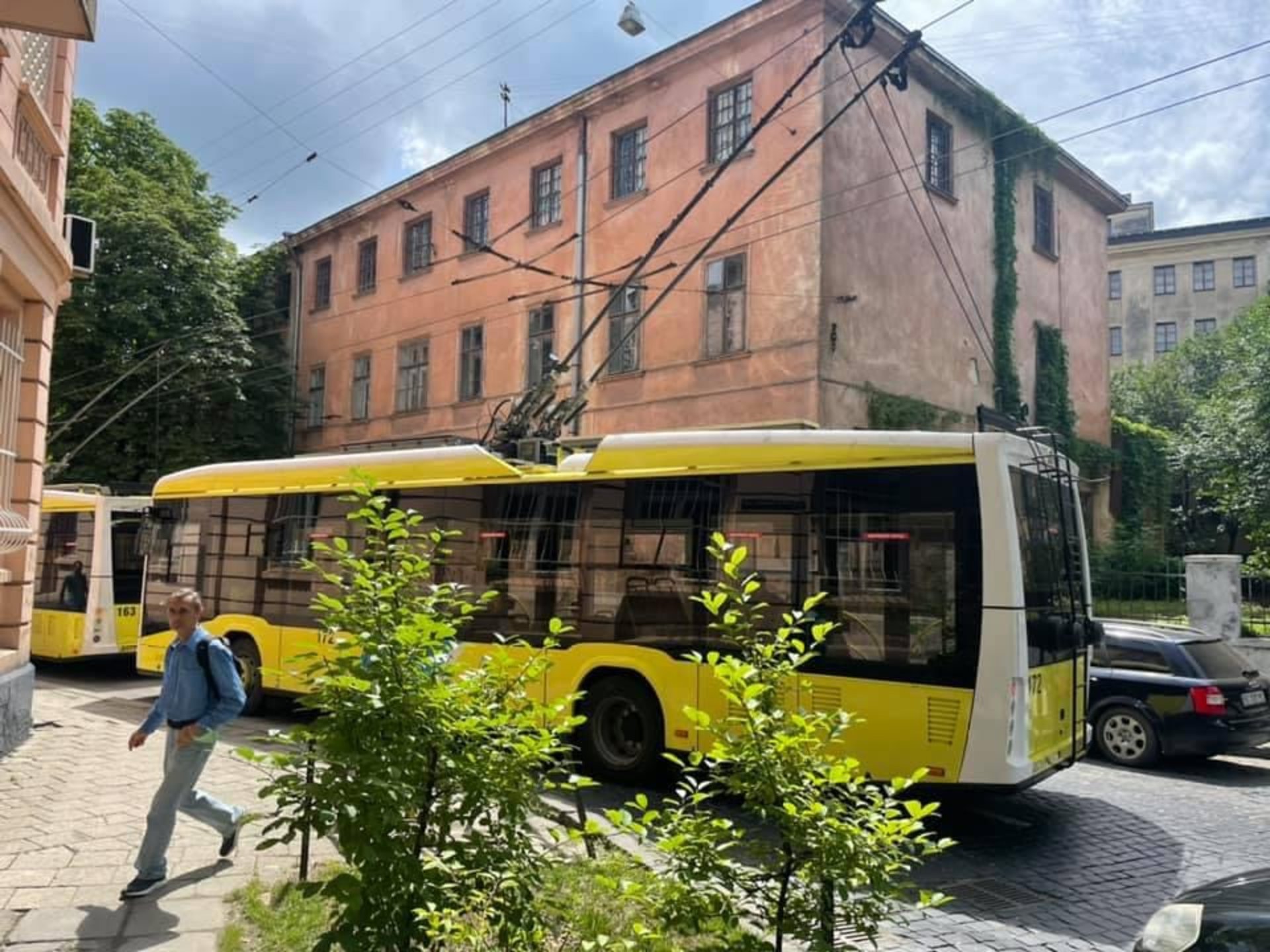 У Львові через вантажівку зупинився рух тролейбусів, фото Варта-1
