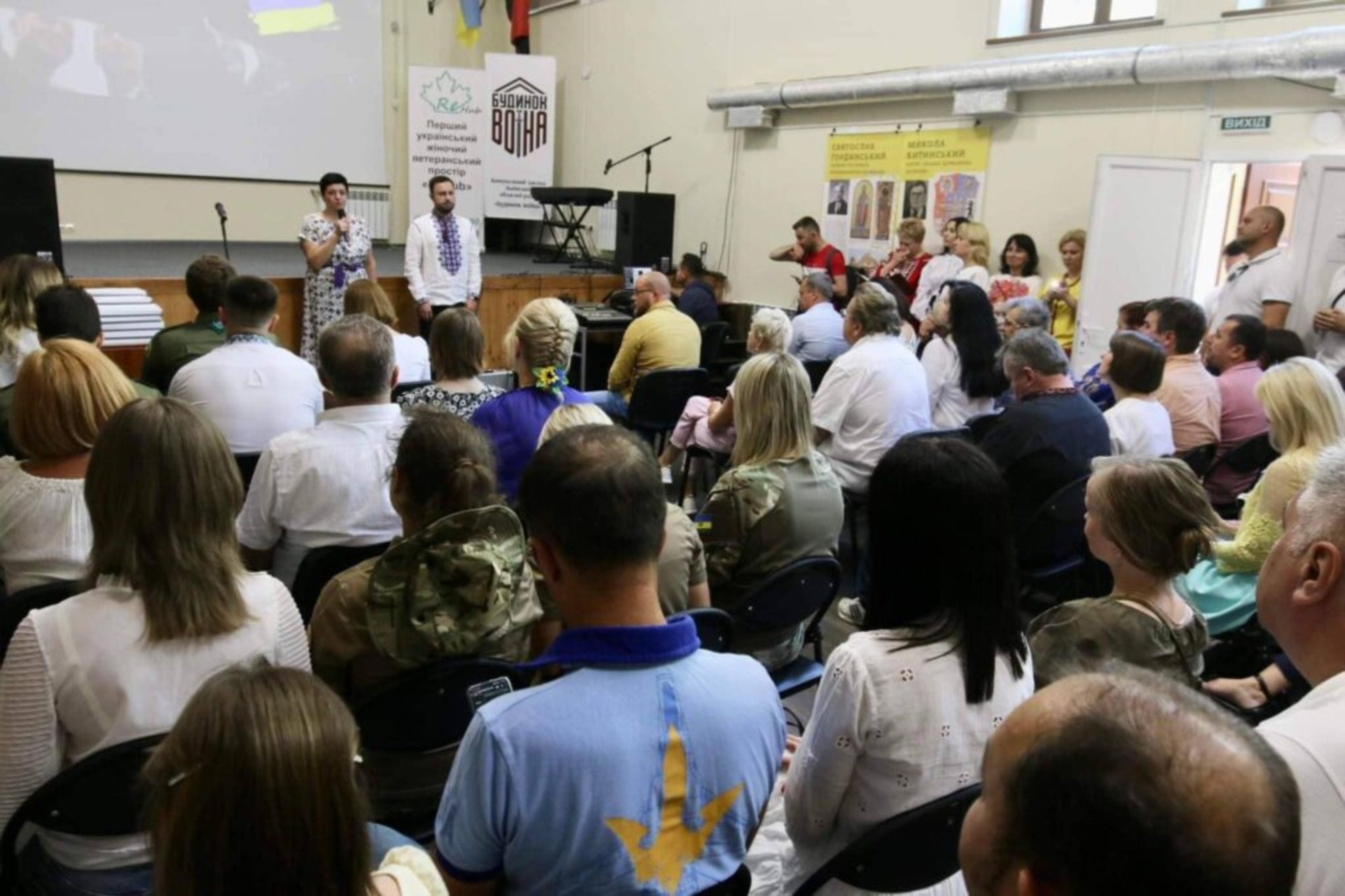 У Будинку воїна відзначили подяками найактивніших волонтерів Львівщини