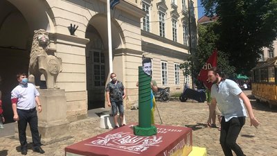У центрі Львова “Зеленський” “поклав” зелений болт на Конституцію України (ФОТО, ВІДЕО)