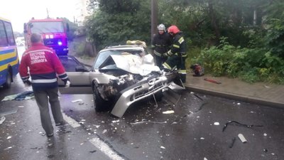 На Львівщині маршрутка не розминулась із автомобілем (ФОТО, ВІДЕО)