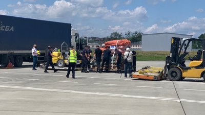 До Львова прилетіла допомога постраждалим від повеней у Західній Україні (ФОТО)