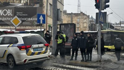 У Львові на пішохода напав табун поліцейських