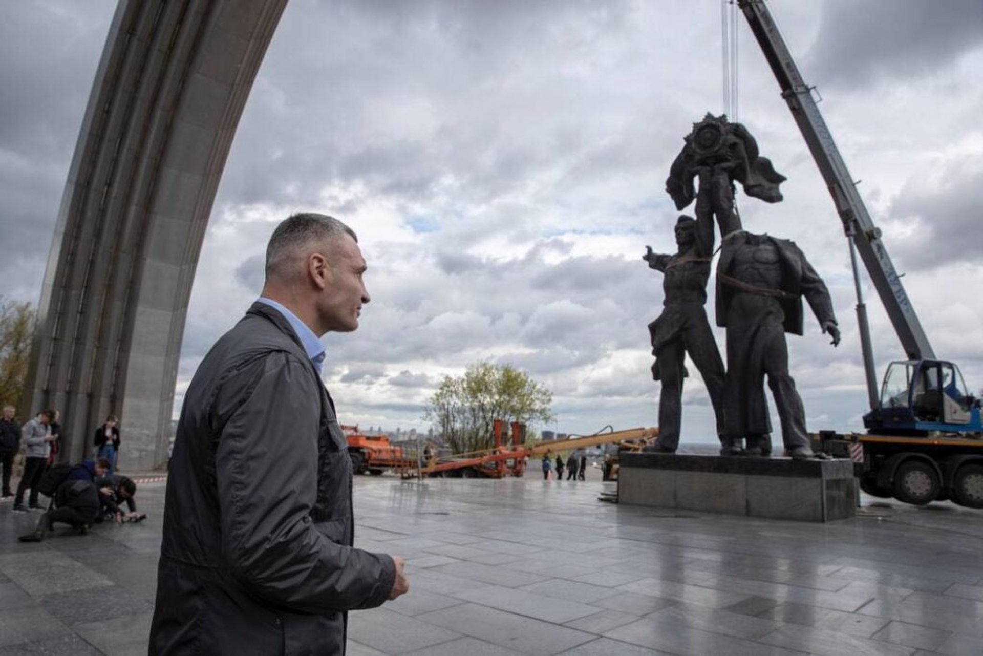 У центрі Києві почали зносити радянський монумент "дружби народів"