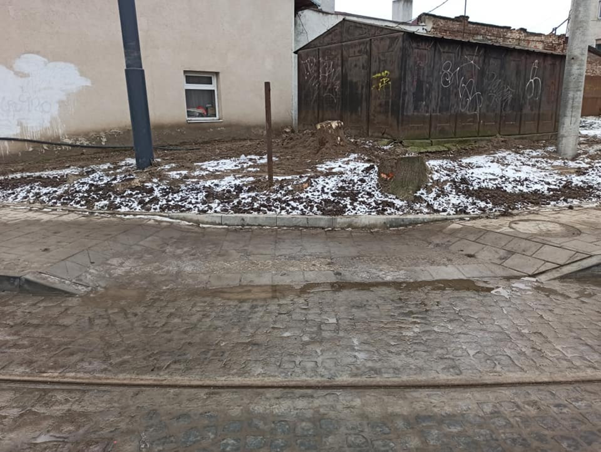Дуже погано зроблений перехід. Різкі пониження, вузьке місце. Що заважало викорчувати цей пень і зробити нормальний широкий тротуар. Ну і вода стоїть/Фото: ФБ/Зручне місто